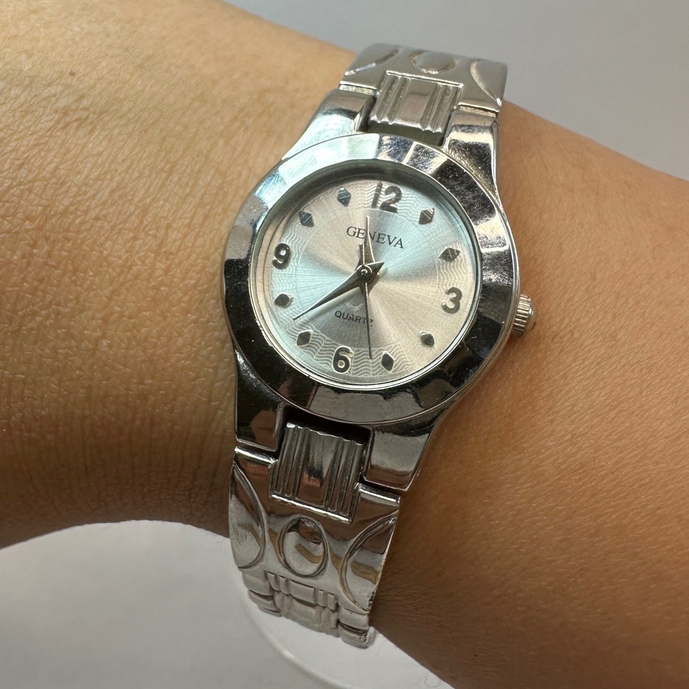 Geneva Womens Quartz Watch OS Silver Good Textured Dial Classic Y2K Aesthetic